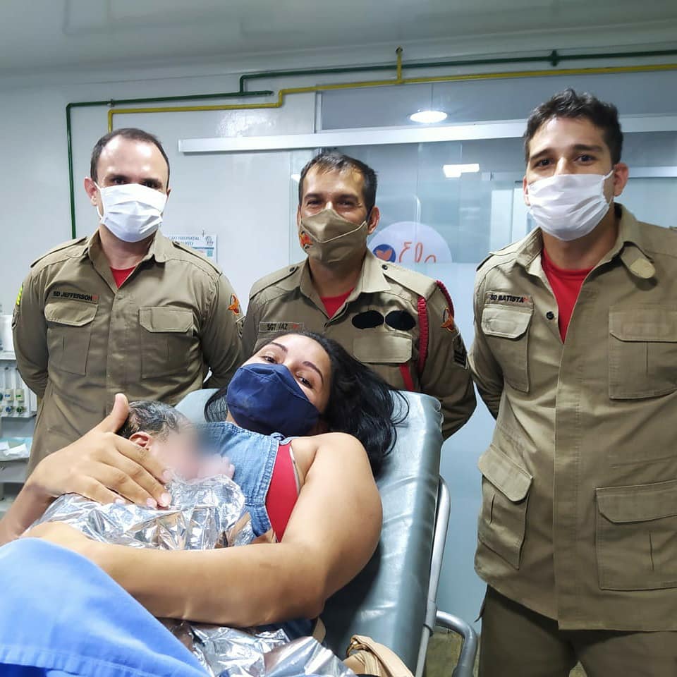 Mulher dá à luz dentro de viatura do Bombeiro enquanto era levada para a maternidade em Goiânia