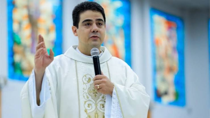 Padre Robson de Oliveira voltará a celebrar missas em Trindade