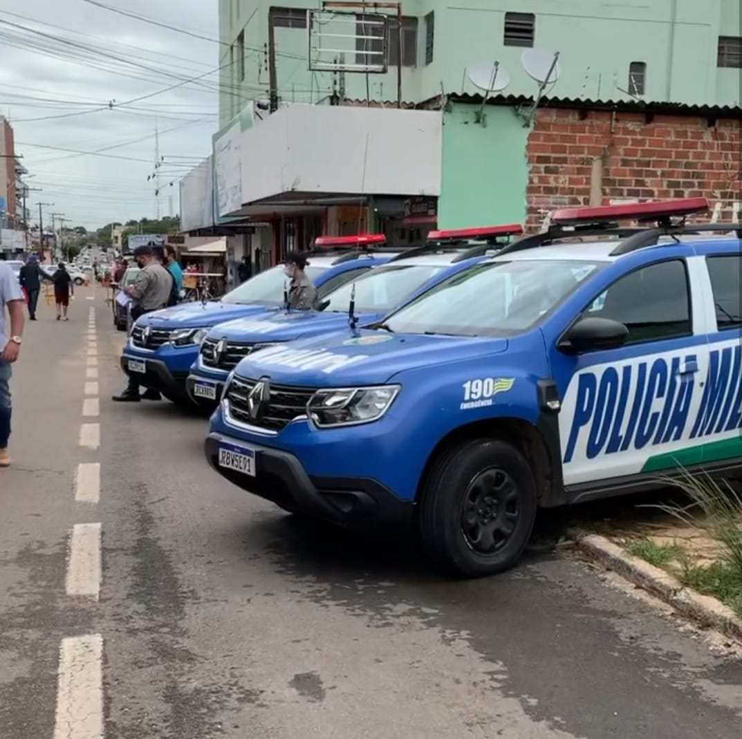 Comerciantes em torno de colégio em Trindade são despejados pela PM – GO, por determinação do governador