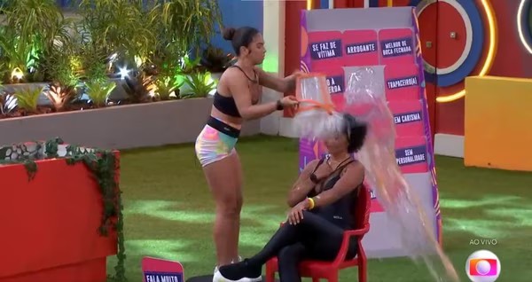 Maria participante do BBB 22 foi desclassificada após bater com o balde na cabeça de outra participante