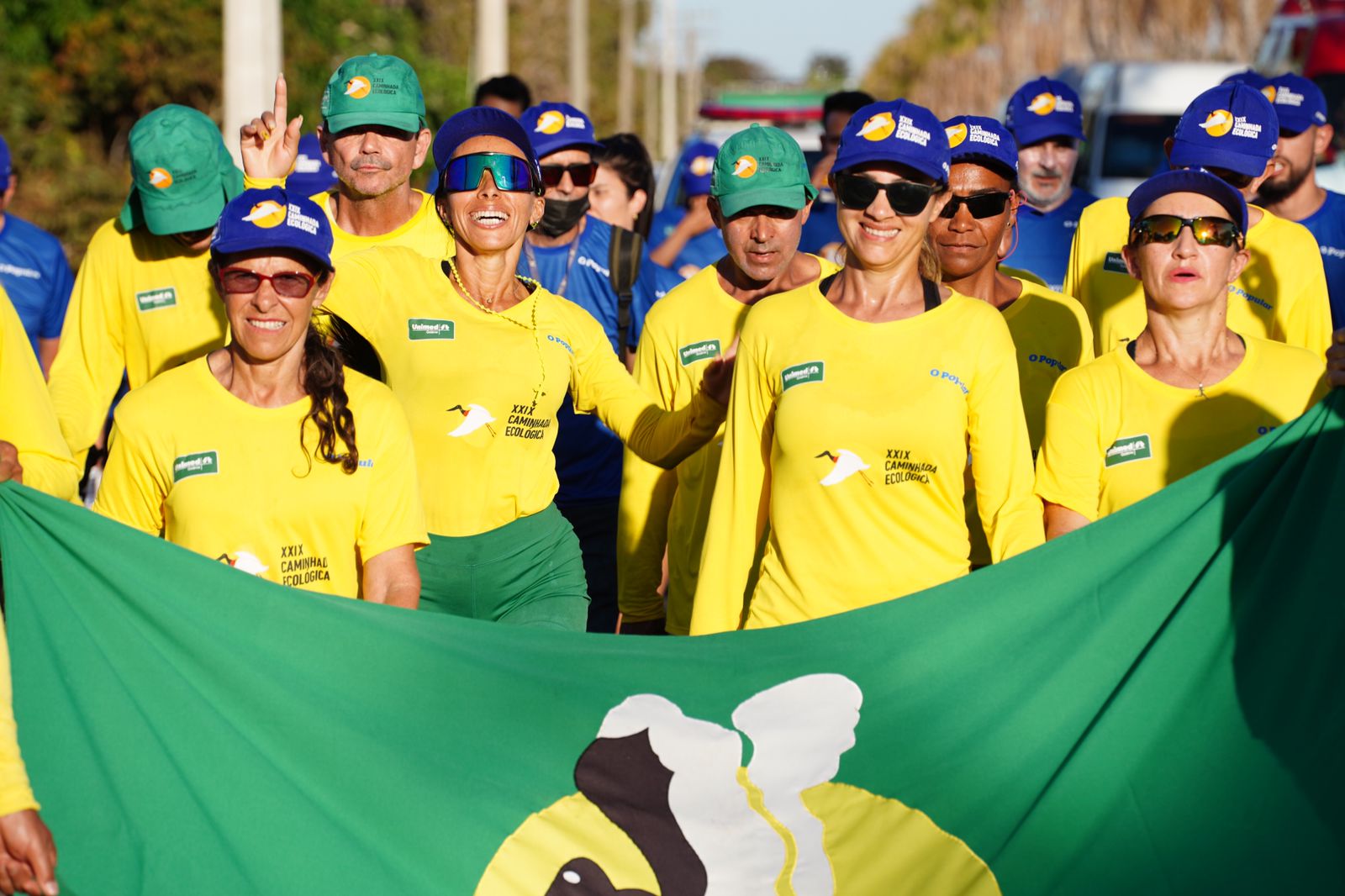 Em Aruanã, governador Ronaldo Caiado recebe atletas na chegada da 29ª Caminhada Ecológica