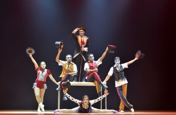 Espetáculo circense “Cartolagem” anima palco do Teatro Basileu França 