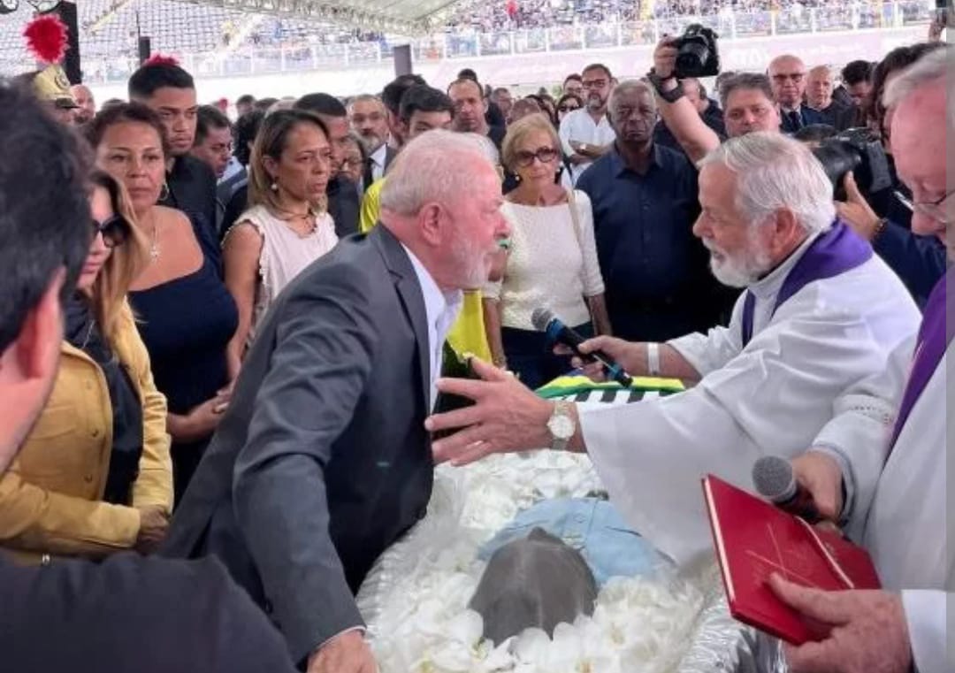 O Atual presidente Lula prestou última homenagem a Pelé em velório na Vila Belmiro 