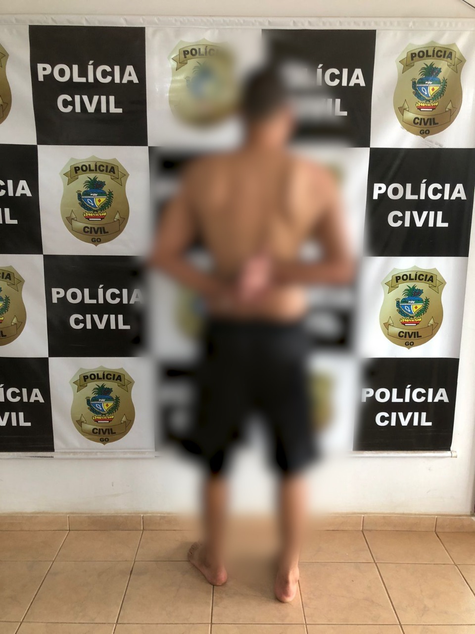 Homem é preso por espancar a mulher com cabo de rodo em Aparecida