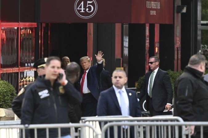 Donald Trump se entrega à Justiça de NY em processo sobre suborno à atriz pornô Stormy Daniels