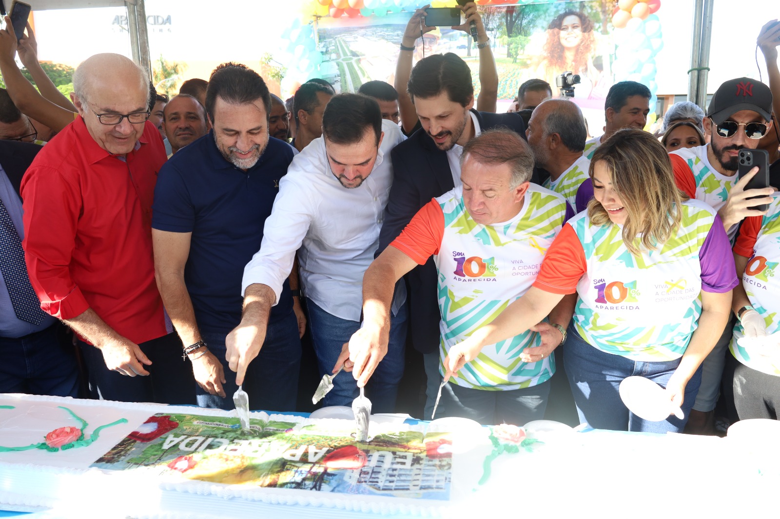 População celebra aniversário de 101 anos de Aparecida de Goiânia com desfile e bolo