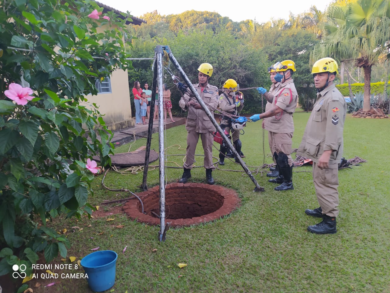 Bombeiros resgatam vítimas de queda em cisterna, em Goiânia