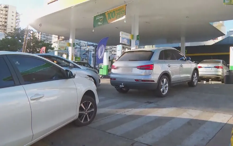 Dia Livre de Impostos: motoristas fazem fila para abastecer com gasolina a R$ 3,30, nesta quinta-feira, em Goiânia