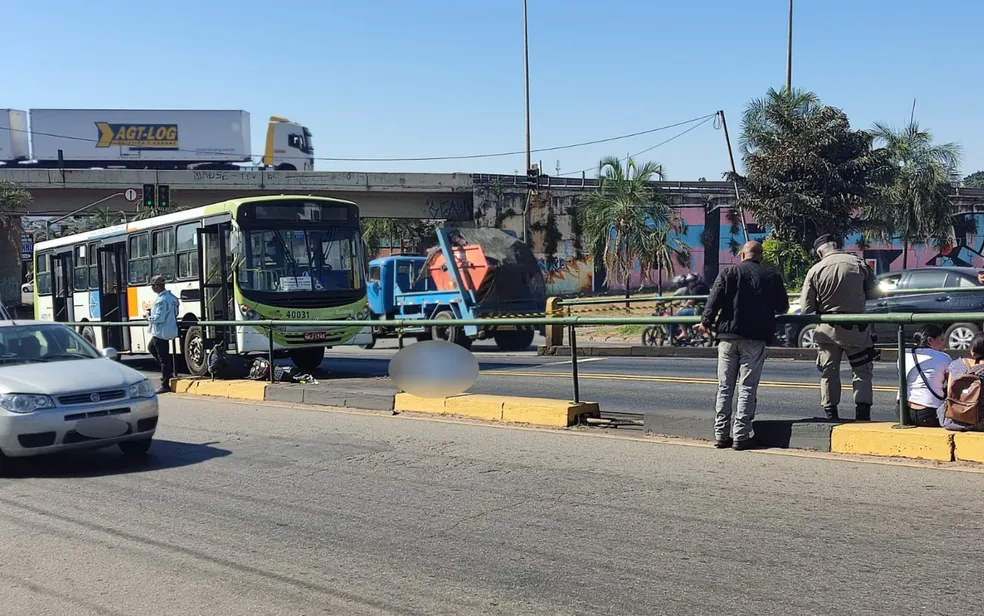 Morre motociclista atingida por ônibus do transporte público na Avenida Anhanguera, em Goiânia