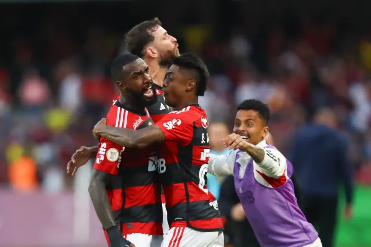 No apagar das luzes, Flamengo vira sobre o Coritiba e volta ao G-4 do Brasileirão