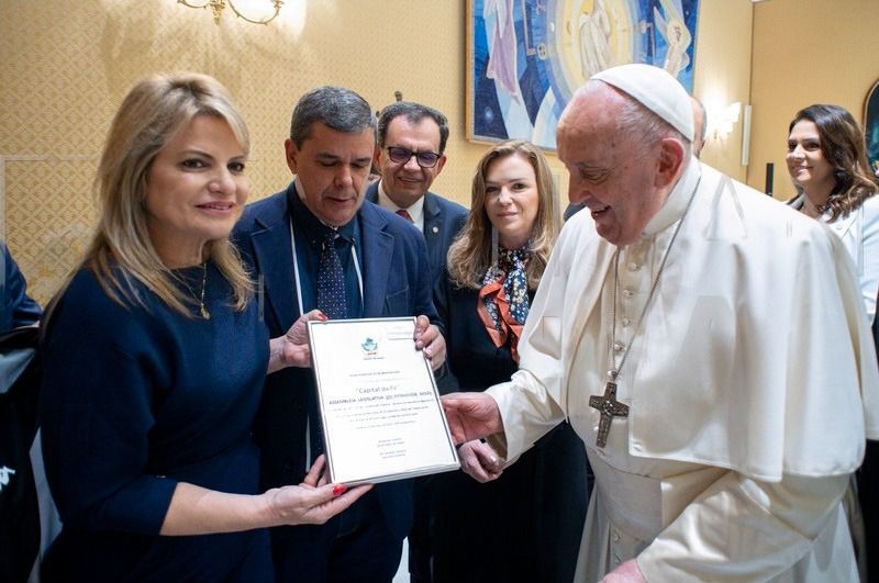 Deputada federal Flávia Morais e deputado estadual Dr. George Morais se encontram com Papa Francisco e evidenciam Trindade como capital da fé