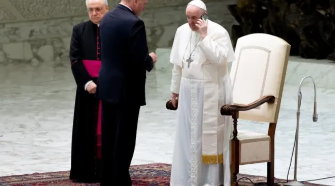 Papa Francisco fala com o presidente do Irã, por telefone, sobre a guerra em Israel e Gaza