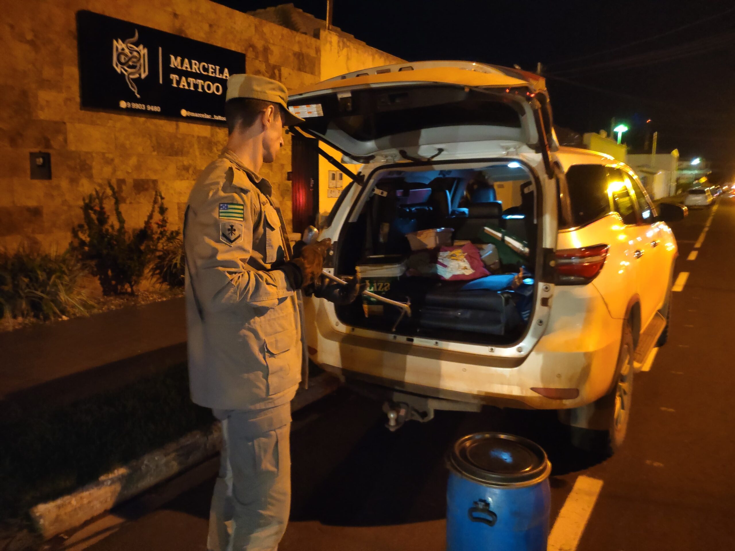 Família percorre mil quilômetros com serpente a bordo do veículo