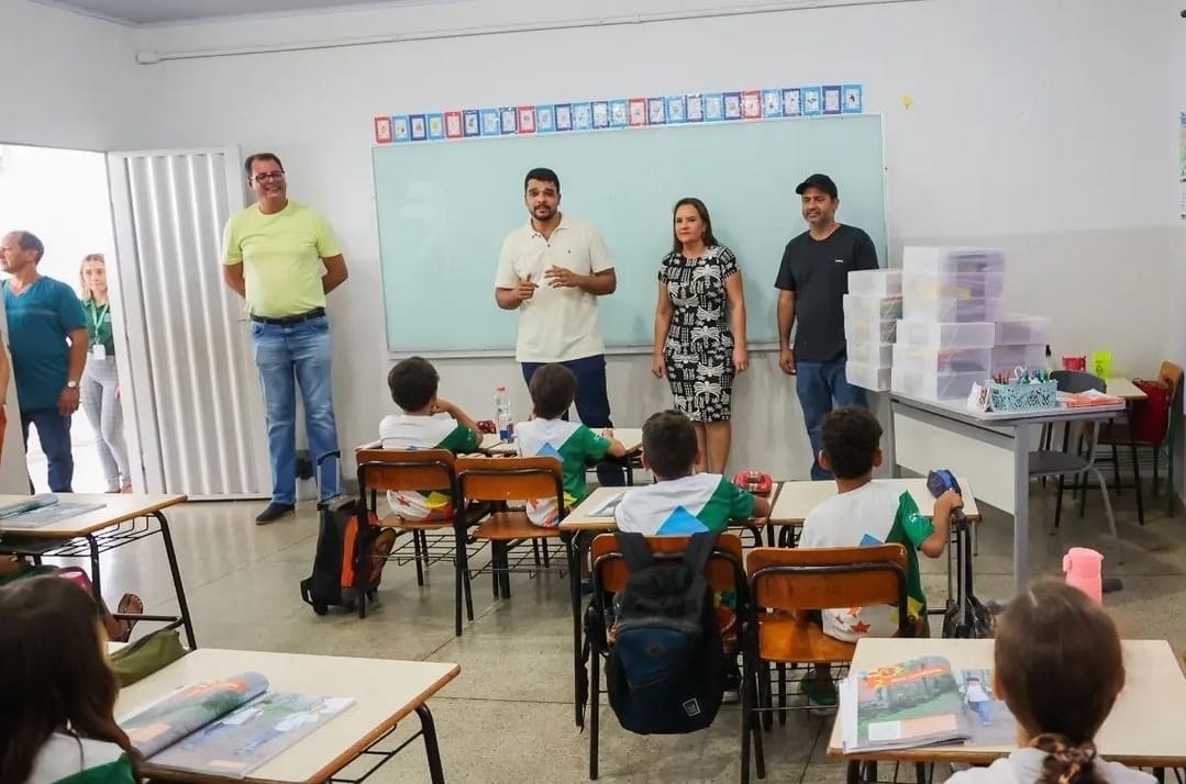 Caos na entrega de kits escolares na rede municipal de ensino de Trindade expõe descaso da gestão do prefeito Marden Júnior