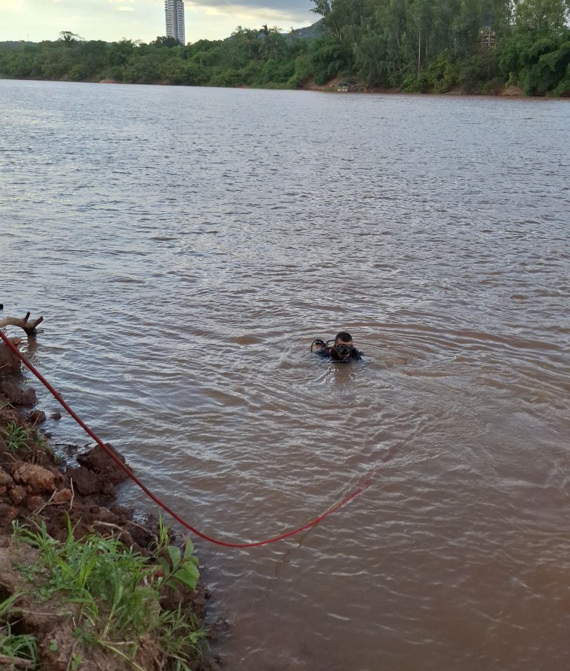 Corpo de homem desaparecido é encontrado no Rio Araguaia em Aragarças por equipes do CBMGO