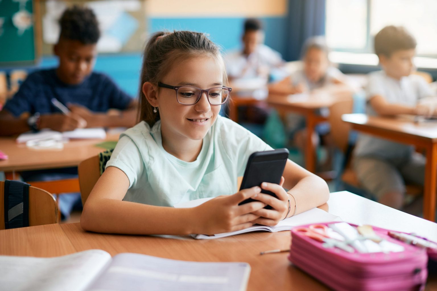 Comissão de Educação aprova projeto que proíbe uso de celular em escolas