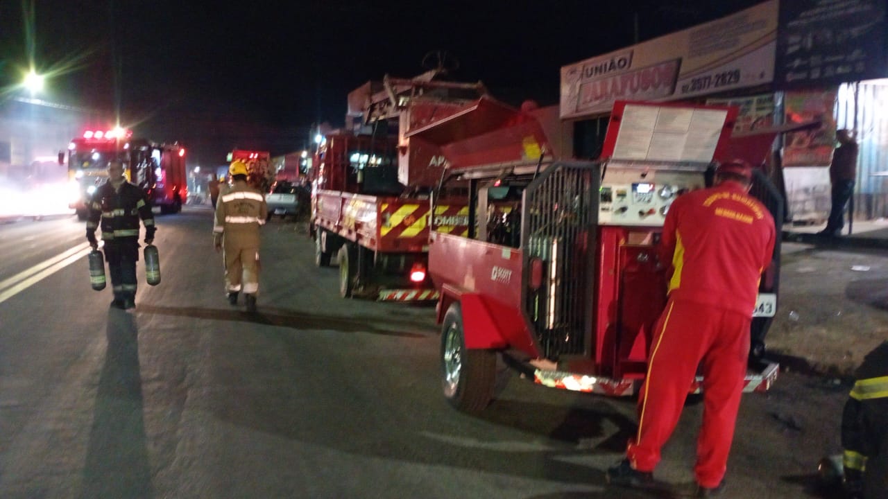 Bombeiros combatem incêndio de grandes proporções em loja agropecuária em Trindade
