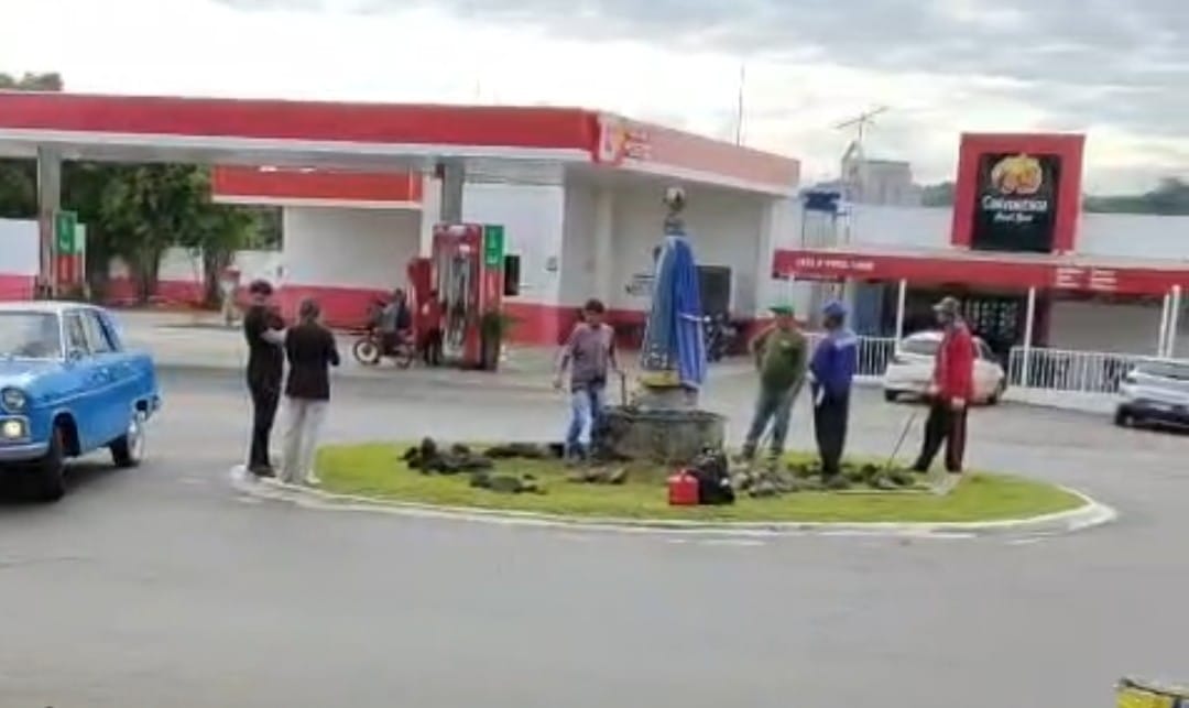 Prefeitura de Trindade remove imagem de Nossa Senhora para instalação de semáforos e gera polêmica