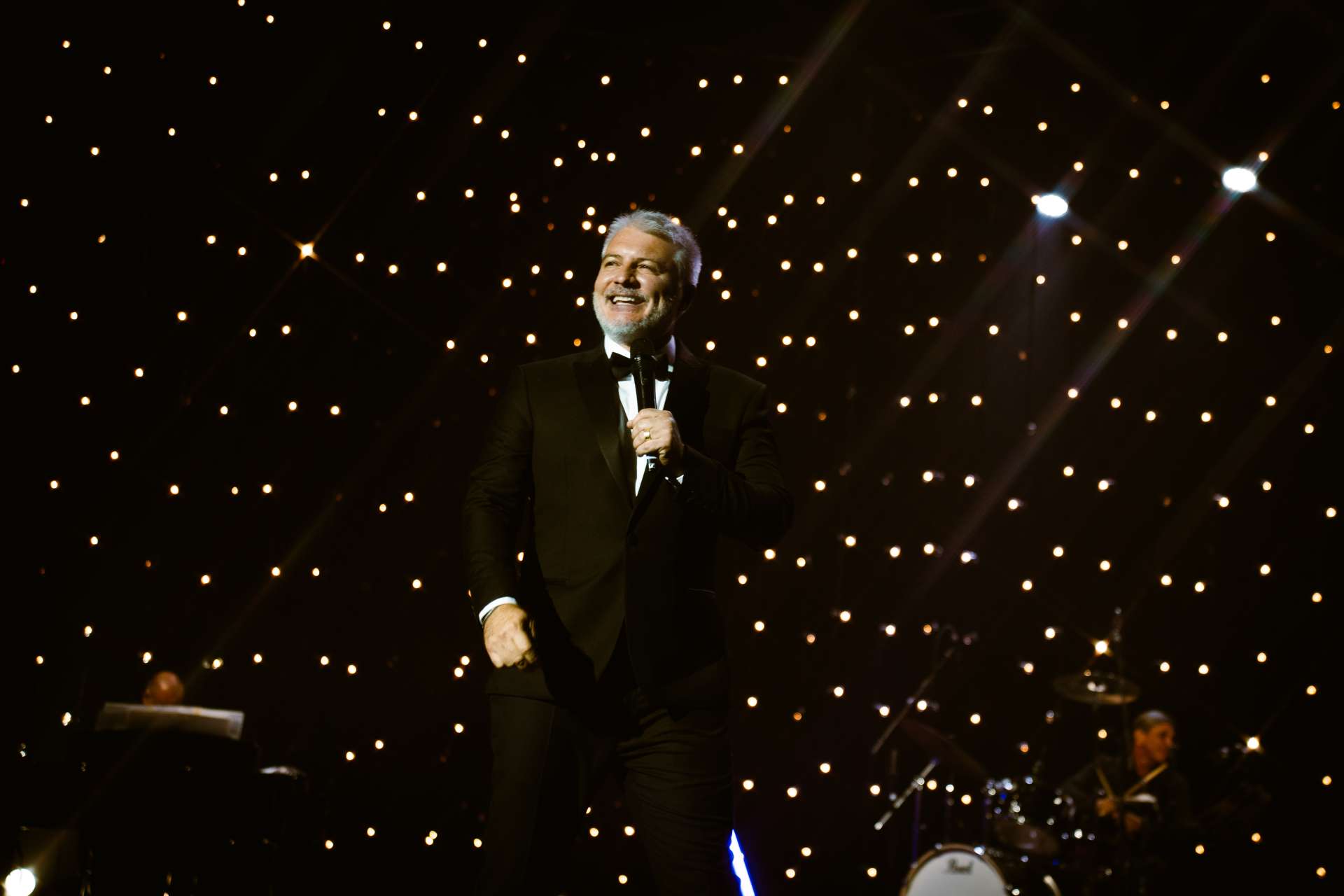 Fred Mayrink interpreta Frank Sinatra no espetáculo “Sinatra For You” no Teatro Goiânia