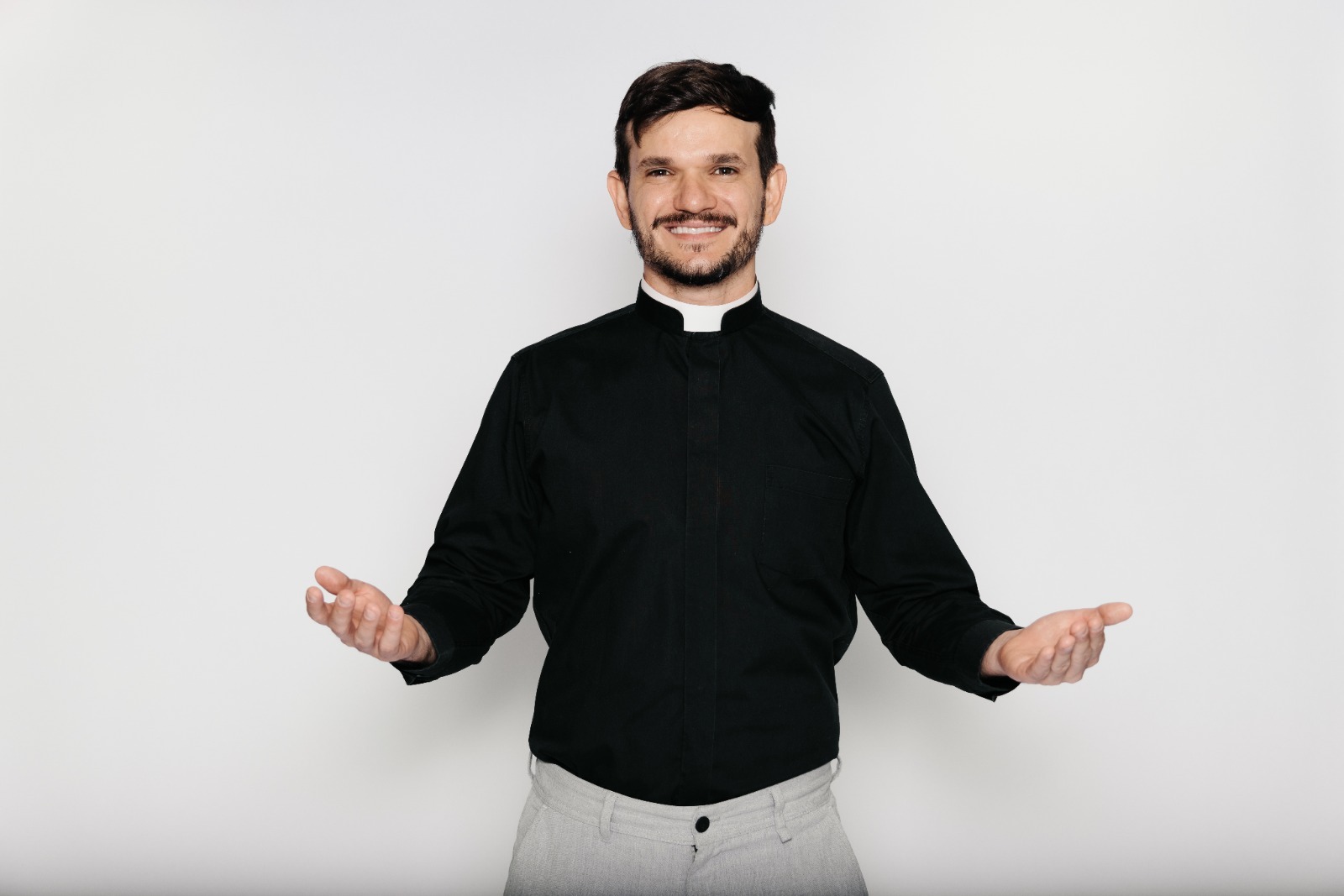 Padre Patrick abre duas sessões extras para o espetáculo “Pecado É Não Rir” em Goiânia e uma em Anápolis
