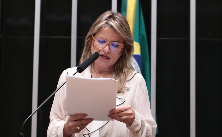 Com relatoria de Flávia Morais, comissão aprova acesso gratuito a implantes contraceptivos no SUS para todas as mulheres