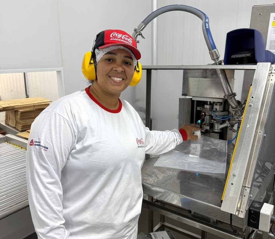 Desenvolvimento e inclusão: colaboradora faz história ao se tornar primeira operadora de Xaroparia da Coca-Cola BANDEIRANTES